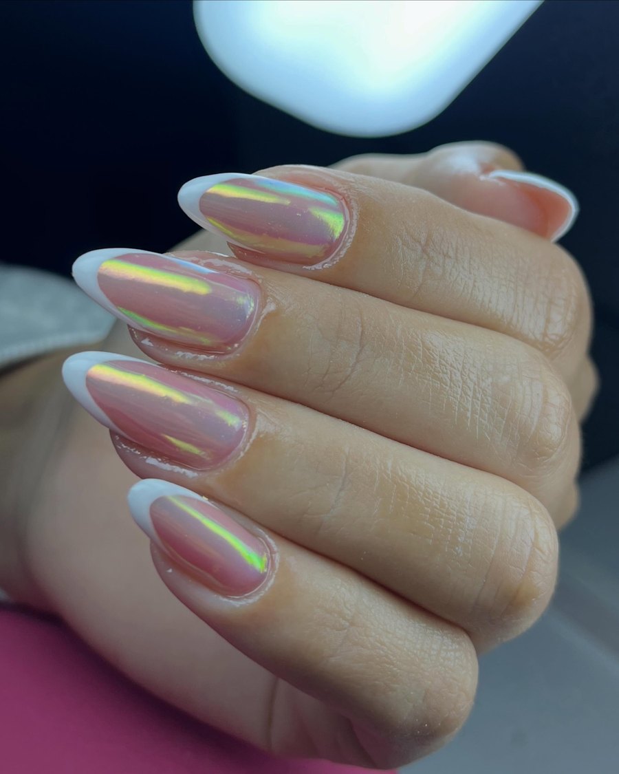 Unhas em efeito aurora perolado