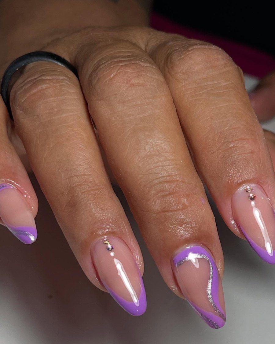 Unhas em aura lilás
