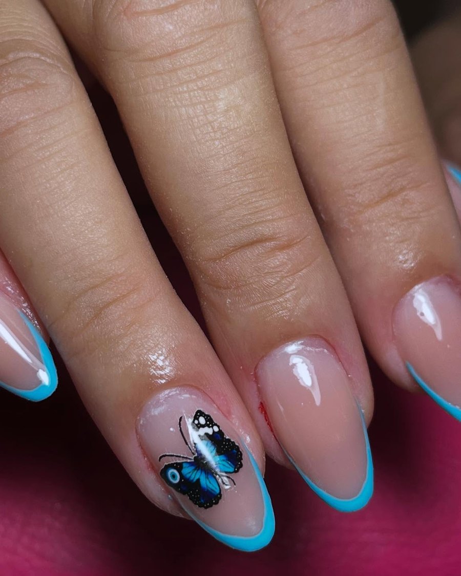 Unhas azuis com borboletas