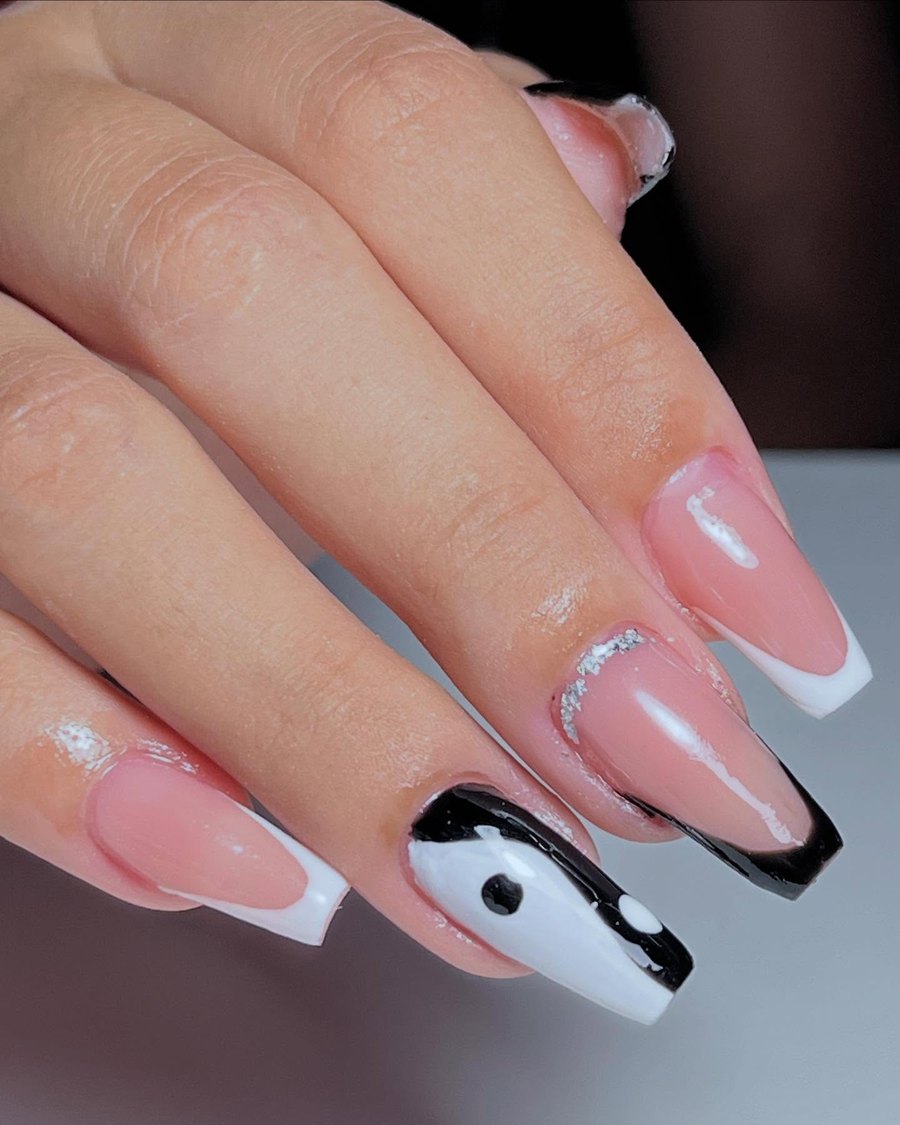 Nail art com cartas e yin-yang