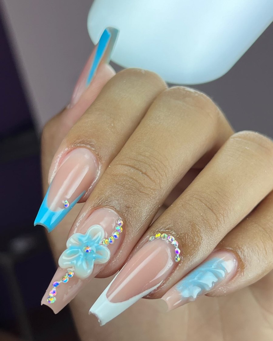 Unhas azuis cintilantes com pedraria